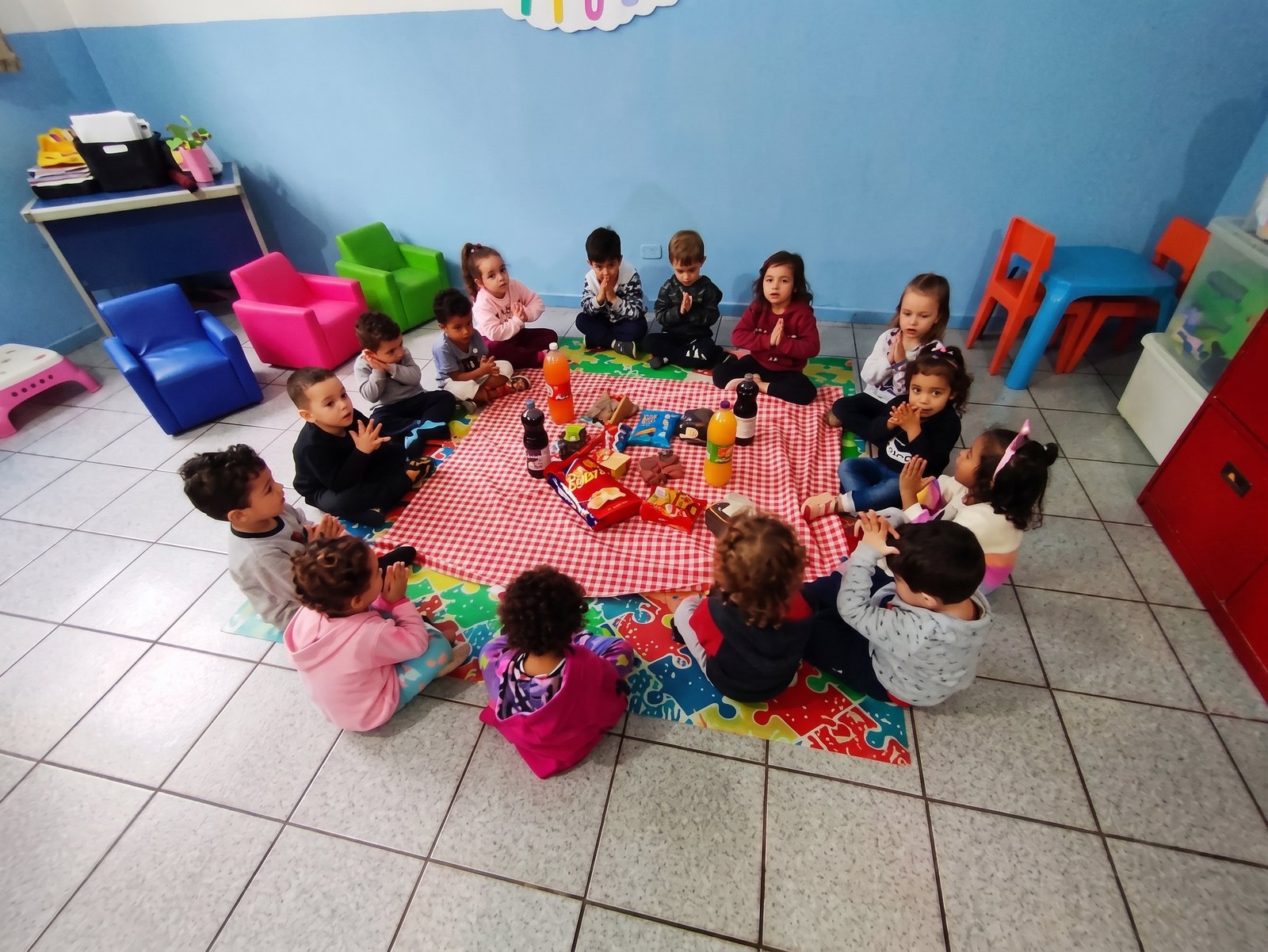 Turma reunida em roda na área de convivência