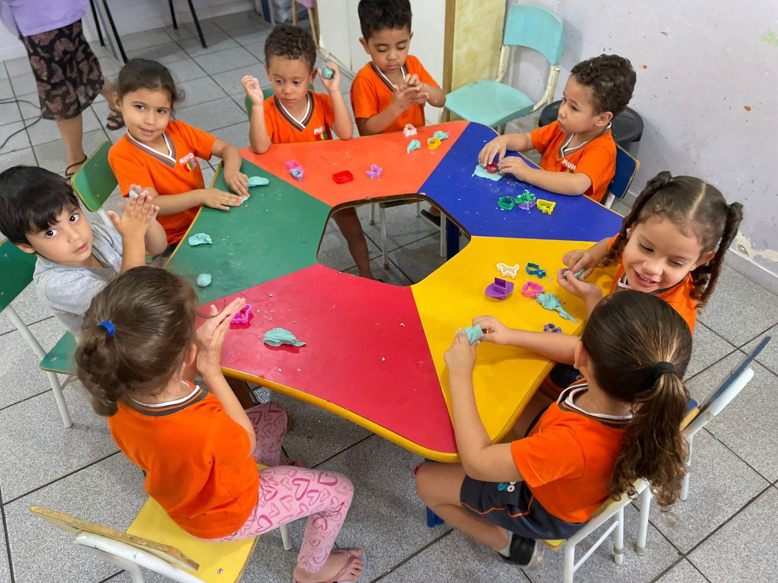 Turma com a professora no cantinho da leitura