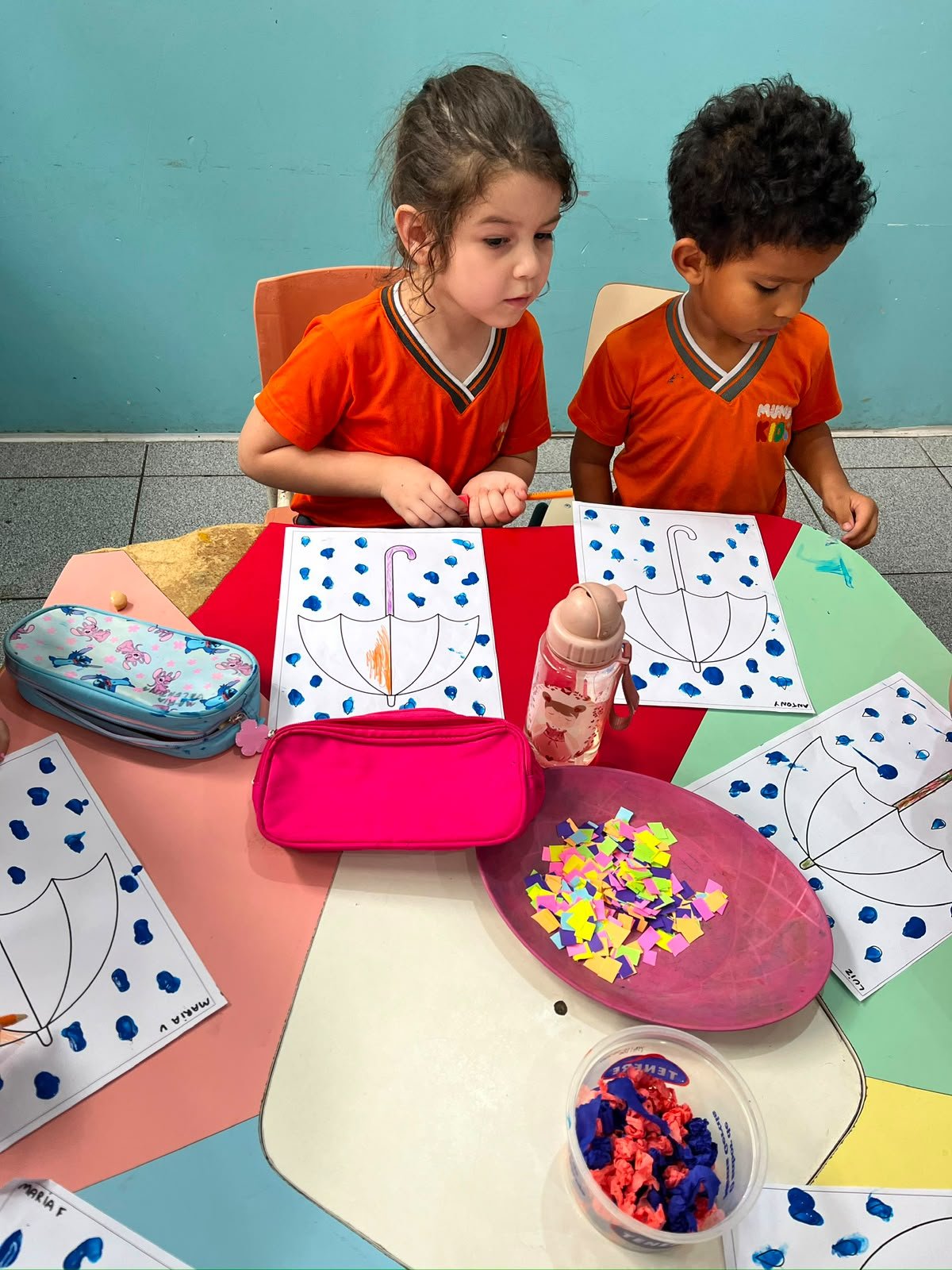 Crianças em atividade de pintura e colagem