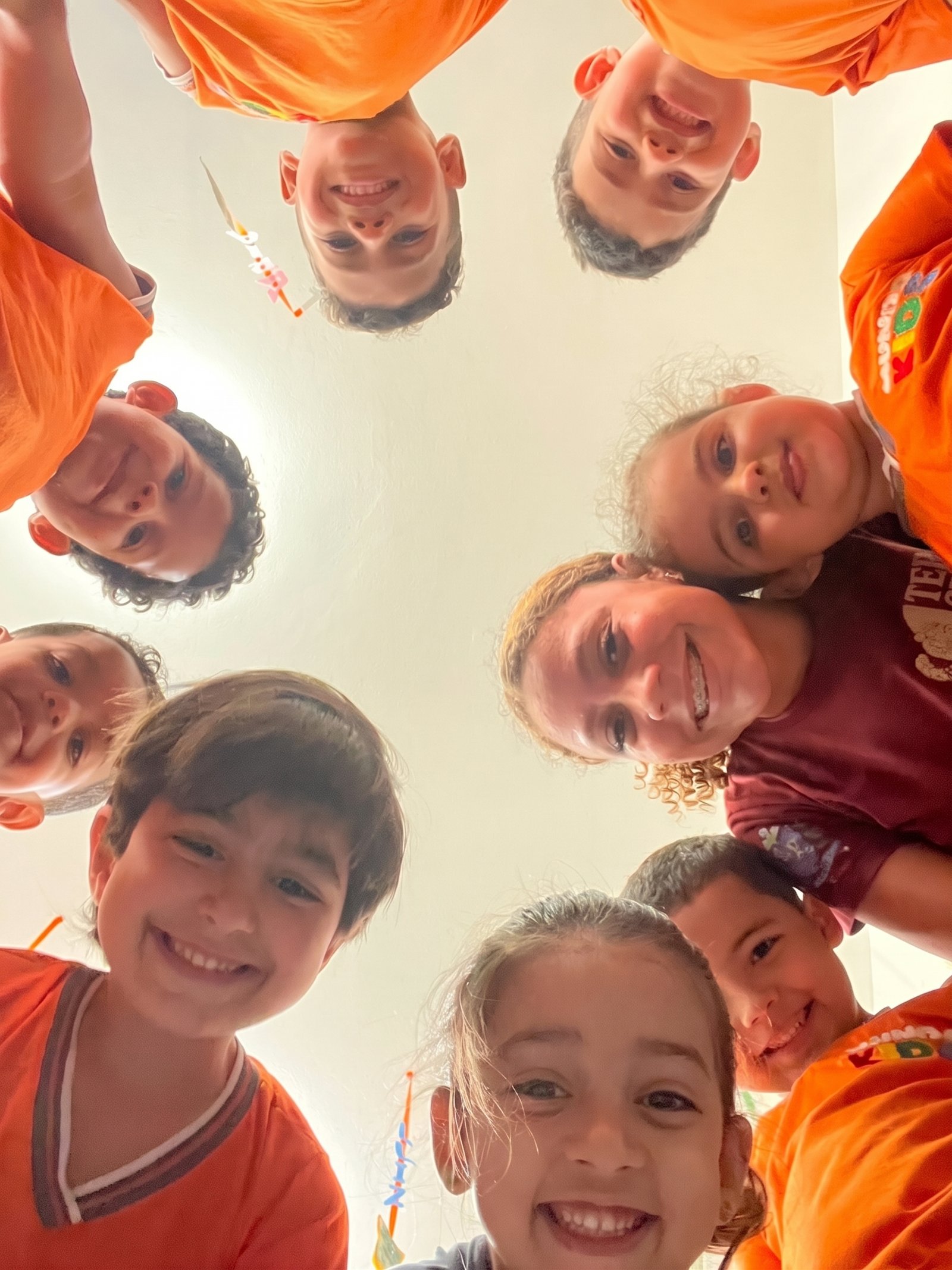 Crianças do Mundo Kids reunidas em roda